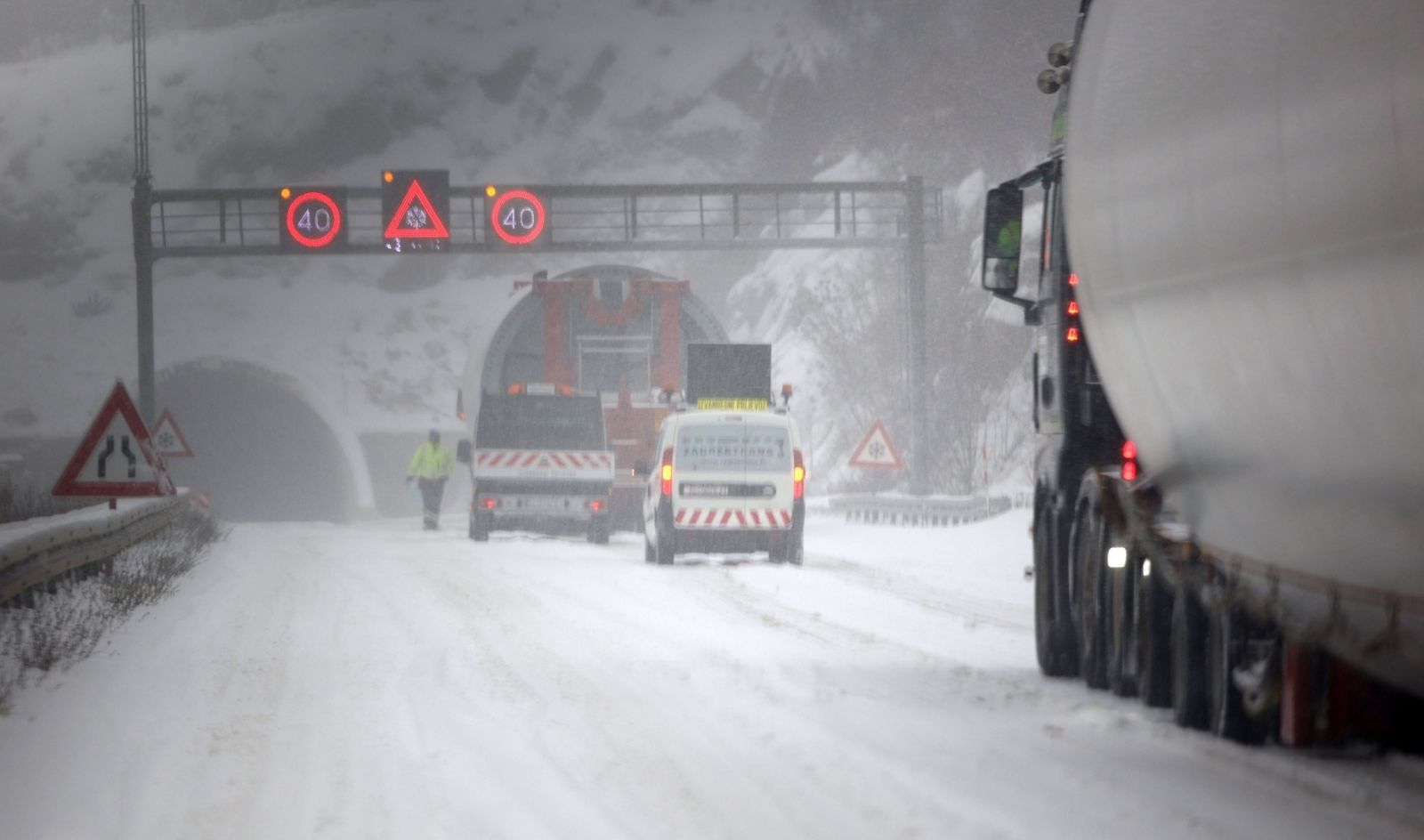 02.12.2020., Zadar - Zbog snijega otezan promet na A1. 

Photo: Marko Dimic/PIXSELL