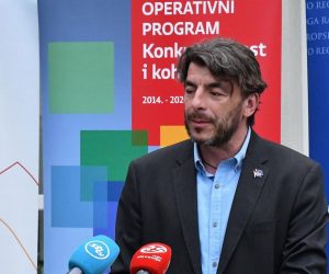 03.07.2020. Slavonski Brod - Ministar regionalnog razvoja i fondova Europske unije Marko Pavic na svecanosti urucivanja ugovora o dodjeli bespovratnih nacionalnih i europskih sredstava u iznosu od  85 milijuna kuna korisnicima s podrucja Brodsko-posavske zupanije.  Dragan Jelic, drzavni tajnik u Ministarstvu rada i mirovinskog sustava.

Photo: Ivica Galovic/PIXSELL
