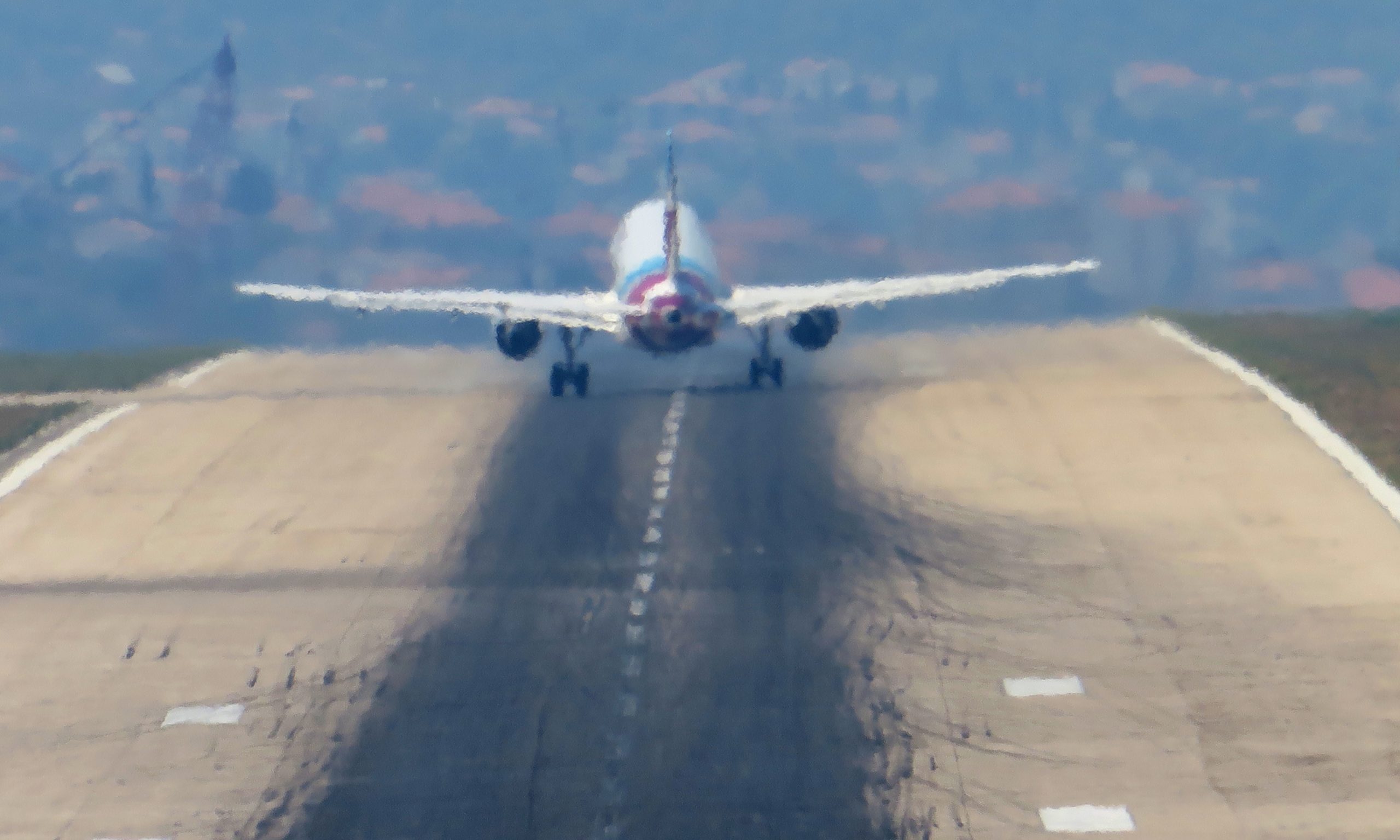 03.08.2017., Kastela - Pista Zracne luke Split u Resniku rusi sve rekorde po broju putnika i temperaturi koja je ove godine iznosila rekordnih 42,3 Celzijeva stupnja.
Photo: Ivo Cagalj/PIXSELL