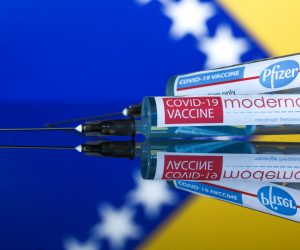 03.12.2020., Sarajevo, Bosna i Hercegovina  - Ilustracije Pfizer i Moderna cjepiva protiv virusa Covid-19.
Photo: Armin Durgut/PIXSELL