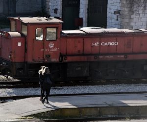 04.12.2017., Sibenik - Lokomotiva HZ Carga na zeljeznickom koldvoru.
Photo: Hrvoje Jelavic/PIXSELL