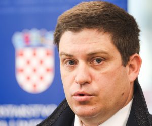 04.12.2020.Zadar-Ministar Oleg Butkovic sudjelovao na otvorenju novih prostorija Lucke kapetanije i tom prilikom je polozio vjenac u more, povodom blagdana Svetog Nikole , zastitnika pomoraca i brodaraca. Oleg Butkovic Photo: Marko Dimic/PIXSELL