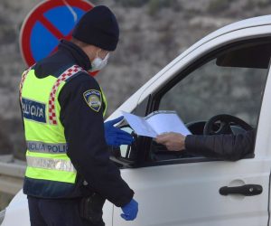 05.04.2020., Sibenik - Danas je posljednji dan kako gradjani RH mogu koristiti stare dozvole za kretanje iz grada u grad zbog radnih obveza. Photo: Hrvoje Jelavic/PIXSELL