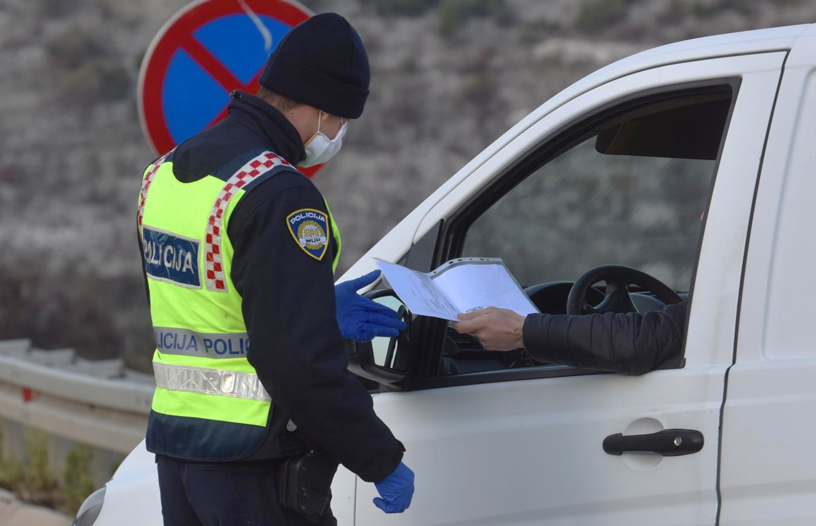 05.04.2020., Sibenik - Danas je posljednji dan kako gradjani RH mogu koristiti stare dozvole za kretanje iz grada u grad zbog radnih obveza. Photo: Hrvoje Jelavic/PIXSELL