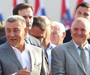 Knin: Polaganje vijenaca i paljenje svijeća na spomeniku hrvatske pobjede Oluja 95 05.08.2018., Knin - Polaganje vijenaca i paljenje svijeca na spomeniku hrvatske pobjede Oluja 95 na Trgu dr. Ante Starcevica povodom obiljezavanja Dana pobjede i domovinske zahvalnosti te Dana hrvatskih branitelja.  Ante Gotovina, Ljubo Cesic Rojs. 
Photo: Dusko Jaramaz/PIXSELL