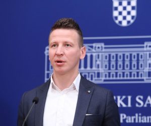 06.11.2020., Zagreb - Na konferenciji za medije u Saboru o temi: "Predstavljanje oporbenog Prijedloga za pokretanje pitanja povjerenja Tomislavu Coricu, ministru gospodarstva i odrzivog razvoja" govorili su predstavnici oporbenih klubova zastupnika. Dario Zurovec Photo: Patrik Macek/PIXSELL