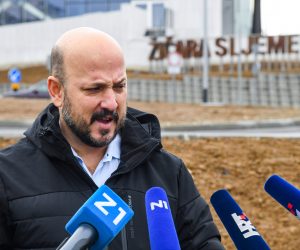 06.12.2020.., Zagreb  - Predsjednik Gradske organizacije SDP-a Zagrebm Gordan Maras, potpredsjednik Gradske skupstine Matej Misic i predsjednik Odbora za kontrolu u Gradskoj skupstini Darko Liovic na konferenciji za medije govorili su na temu problematike zagrebacke zicare i problema lokalnog stanovnistva.  Photo: Josip Regovic/PIXSELL