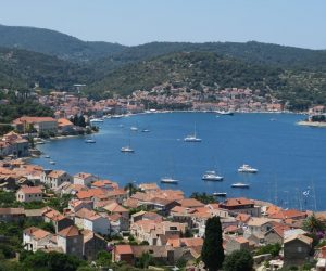 07.07.2016., Vis - Vis je istureni hrvatski otok u Jadranskom moru. Od kopna je udaljen 45 km.
Povrsina otoka iznosi 90,3 km2, na otok vozi komercijalna linija iz Splita dva do cetri puta dnevno, a ljeti ima i vezu s Anconom u Italiji. 
Photo: Ivo Cagalj/PIXSELL