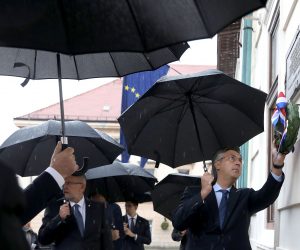 07.10.2020., Zagreb - Povodom obiljezavanja 29. obljetnice raketiranja Banskih dvora, predsjednik Vlade Andrej Plenkovic sa suradnicima polozio je lovorov vijenac na spomen plocu na zgradi Vlade.
Photo: Patrik Macek/PIXSELL