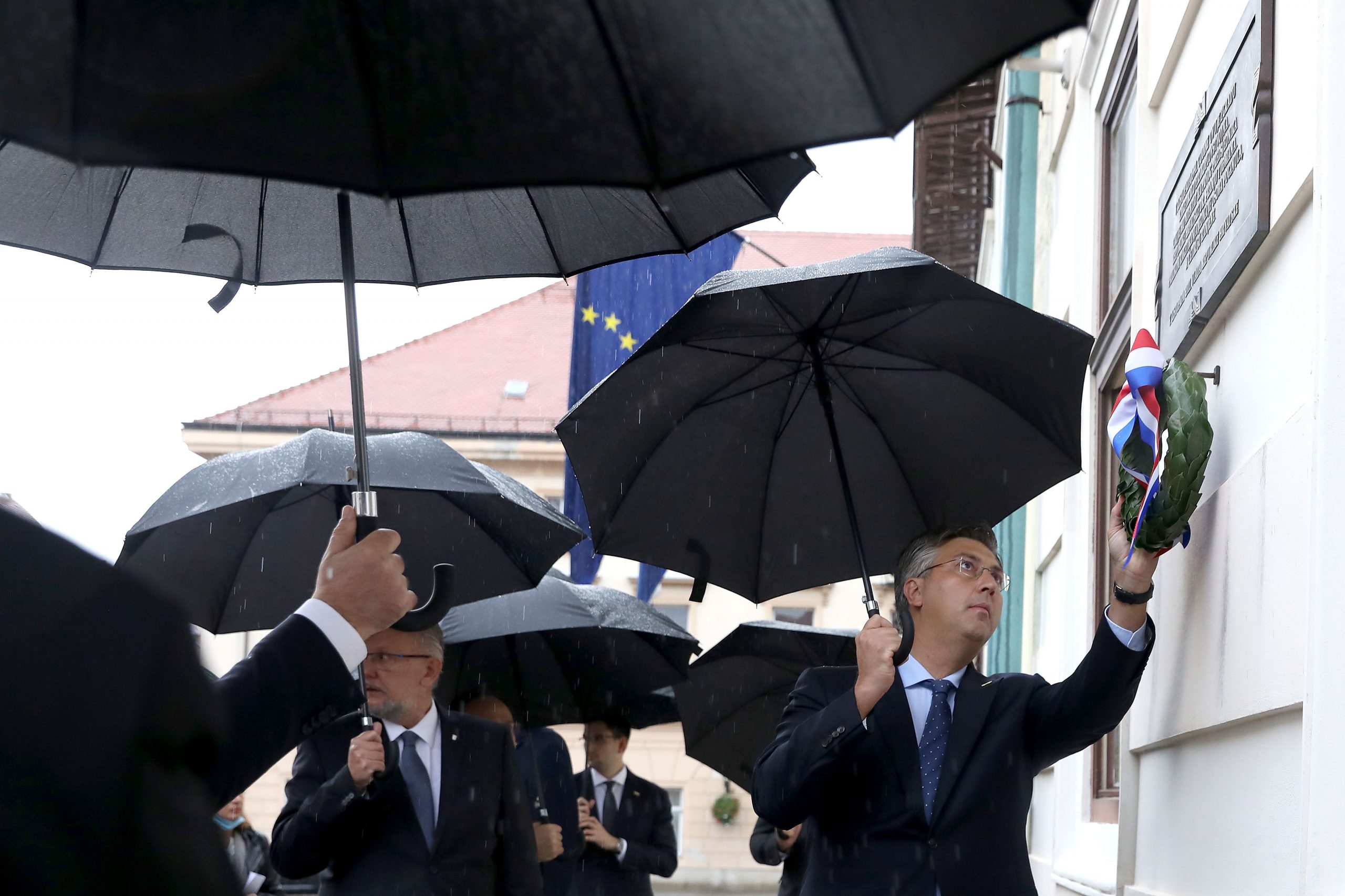 07.10.2020., Zagreb - Povodom obiljezavanja 29. obljetnice raketiranja Banskih dvora, predsjednik Vlade Andrej Plenkovic sa suradnicima polozio je lovorov vijenac na spomen plocu na zgradi Vlade.
Photo: Patrik Macek/PIXSELL