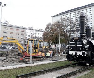 07.12.2020., Zagreb - Gradonacelnik Grada Zagreba Milan Bandic sa suradnicima je obisao radove na izgradnji Spomenika zrtvama Holokausta na Trgu kralja Tomislava. Autor spomenika je akademski kipar Dalibor Stosic, a radovi vrijedni 7,1 milijun poceli su u studenom ove godine.
Photo: Patrik Macek/PIXSELL