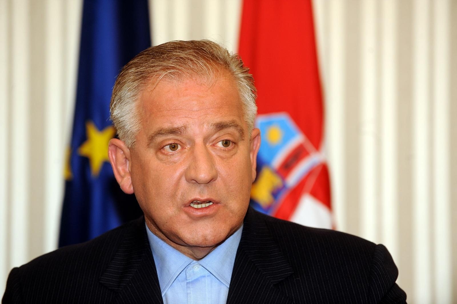 06.10.2008., Markov trg, Banski Dvori, Zagreb - Premijer Ivo Sanader daje izjavu nakon brutalno ubijene Ivane Hodak ispred kucnog praga danas u Ulici Pavla Hatza u 11 sati o smjeni ministra Berislava Roncevica i ministrice Ane Lovrin te ravnatelja policije Marijana Benka, te da ce ici u najodlucniju borbu protiv organiziranog kriminala i mafije.
Photo: Goran Stanzl/Vecernji list