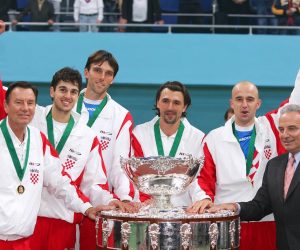 04.12.2005., Bratislava, Slovacka - Hrvatska je pobjedila Slovacku u finalu Davis Cupa. Hrvatska teniska reprezentacija slavi. Ivan Ljubicic, Mario Ancic, Ivo Karlovic, Goran Ivanisevic i Nikola Pilic. 
Photo: Zeljko Lukunic/24sata