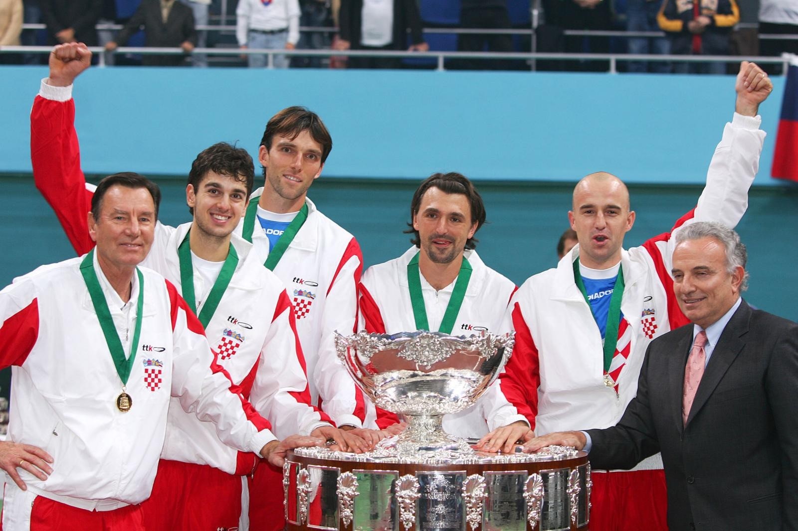 04.12.2005., Bratislava, Slovacka - Hrvatska je pobjedila Slovacku u finalu Davis Cupa. Hrvatska teniska reprezentacija slavi. Ivan Ljubicic, Mario Ancic, Ivo Karlovic, Goran Ivanisevic i Nikola Pilic. 
Photo: Zeljko Lukunic/24sata