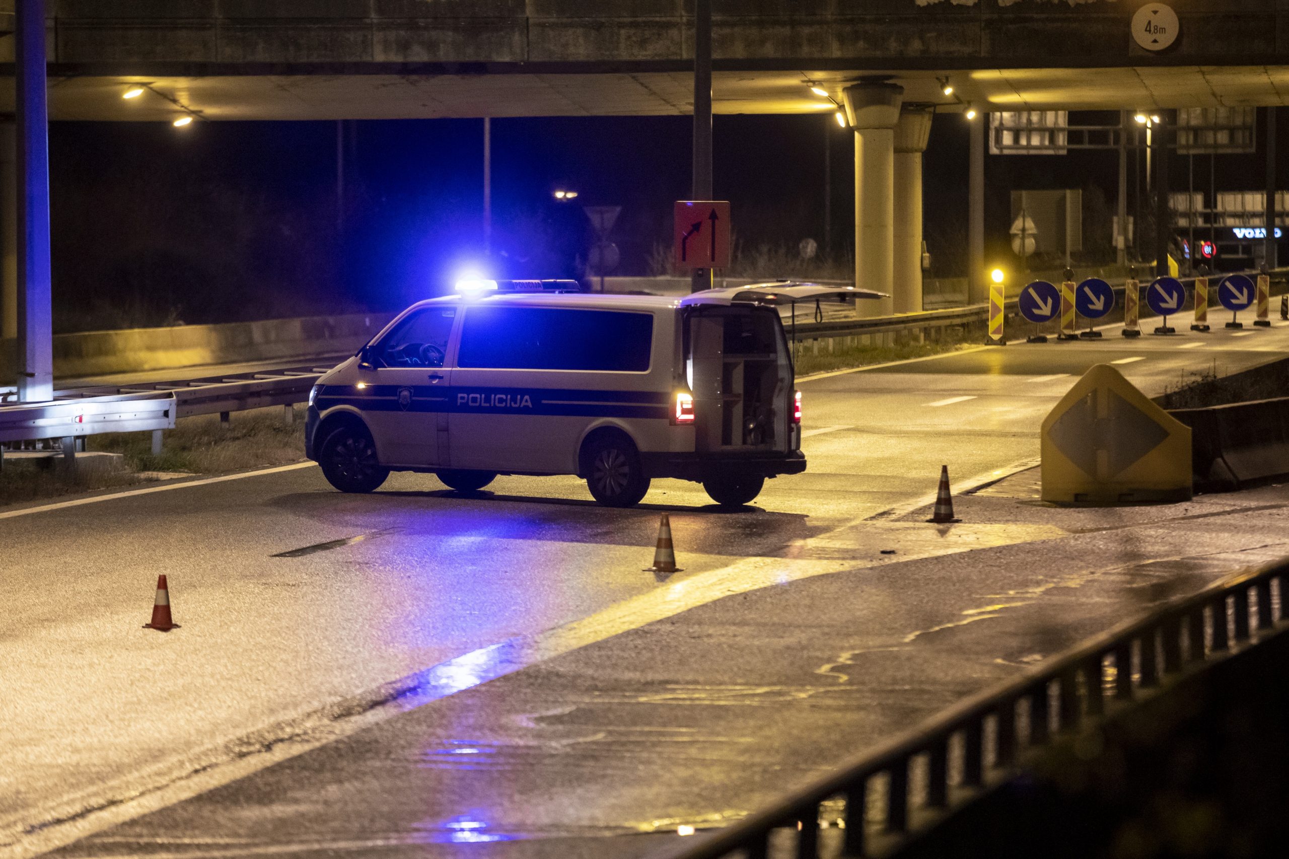 08.12.2020., Dugopolje - Zbog teze prometne nesrece kod tunela Mravinci zatvorena je brza cesta Klis-Solin. Policija preusmjerava sva vozila preko stare kliske ceste.
Photo: Miroslav Lelas/PIXSELL