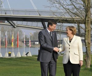04.04.2009 Strasbourg - Americki predsjednik Barack Obama nesto prije 12 sati u Strasbourgu predsjedniku Mesicu i premijeru Sanaderu predao je kopije ugovora o pristupanju u NATO. Mesic se srdacno rukovao s Obamom i odgovorio mu na francuskom: Merci!, dok je premijer Sanader zahvalio na engleskom jeziku: Thank You, Sir.Na sjednici Sjevernoatlantskog vijeCa u Strasbourgu zemlje Clanice slave 60 godina saveza, a moraju odluciti tko ce biti novi glavni tajnik. Angela Merkle i Borut Pahor
Photo: Stringer/Pixsell