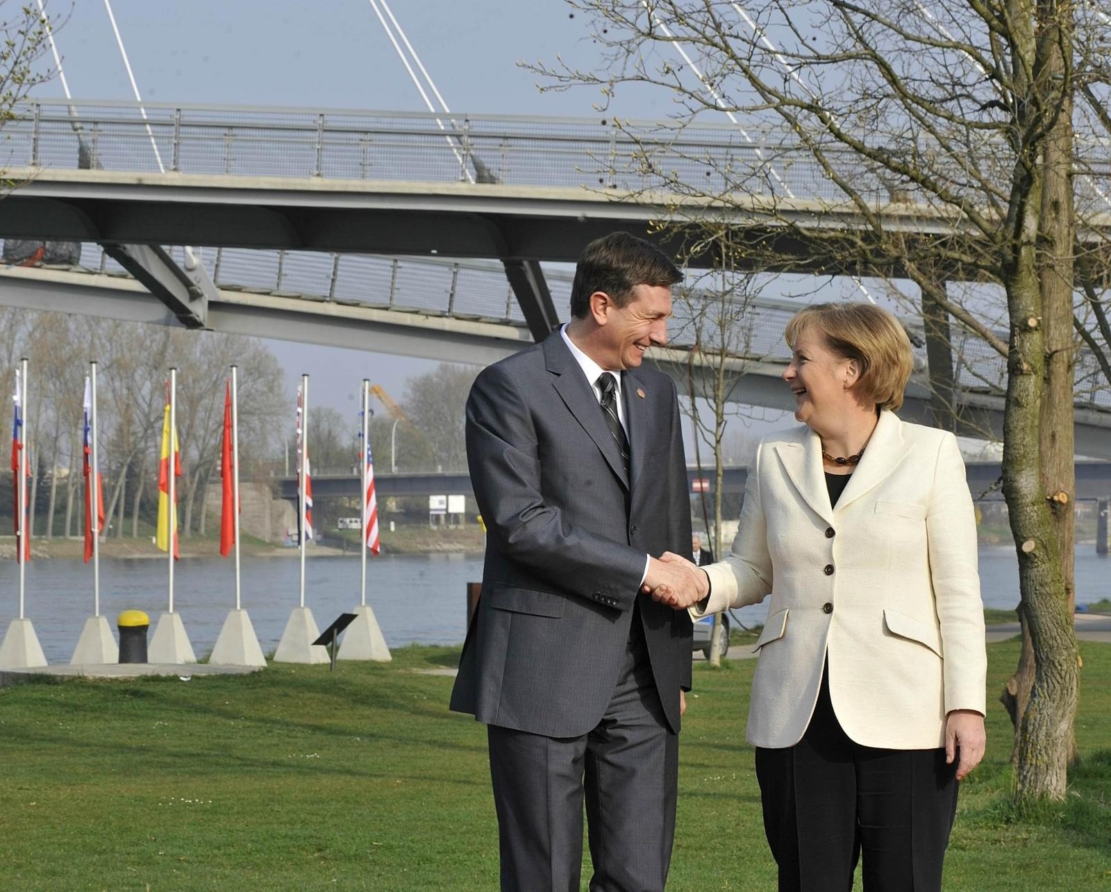 04.04.2009 Strasbourg - Americki predsjednik Barack Obama nesto prije 12 sati u Strasbourgu predsjedniku Mesicu i premijeru Sanaderu predao je kopije ugovora o pristupanju u NATO. Mesic se srdacno rukovao s Obamom i odgovorio mu na francuskom: Merci!, dok je premijer Sanader zahvalio na engleskom jeziku: Thank You, Sir.Na sjednici Sjevernoatlantskog vijeCa u Strasbourgu zemlje Clanice slave 60 godina saveza, a moraju odluciti tko ce biti novi glavni tajnik. Angela Merkle i Borut Pahor
Photo: Stringer/Pixsell