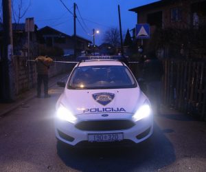 09.12.2020., Zagreb - Policijski ocevid u naselju Kozari bok gdje su dva  policiajca koja su bila u patroli napadnuti. Jedan policajac da se obrani od napadaca pucao je u zrak iz pistolja. Za napadacima se traga, a napadnuti policajci su odvezeni u bolnicu. Photo: Zeljko Lukunic/PIXSELL