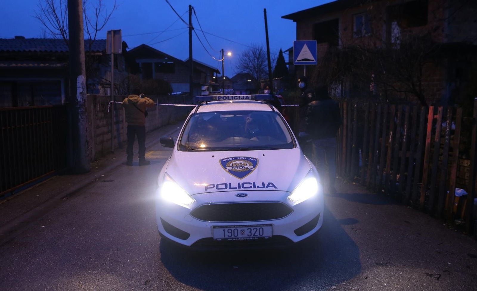 09.12.2020., Zagreb - Policijski ocevid u naselju Kozari bok gdje su dva  policiajca koja su bila u patroli napadnuti. Jedan policajac da se obrani od napadaca pucao je u zrak iz pistolja. Za napadacima se traga, a napadnuti policajci su odvezeni u bolnicu. Photo: Zeljko Lukunic/PIXSELL