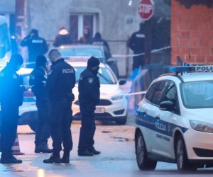 09.12.2020., Zagreb - Policijski ocevid u naselju Kozari bok gdje su dva  policiajca koja su bila u patroli napadnuti. Jedan policajac da se obrani od napadaca pucao je u zrak iz pistolja. Za napadacima se traga, a napadnuti policajci su odvezeni u bolnicu. Photo: Zeljko Lukunic/PIXSELL