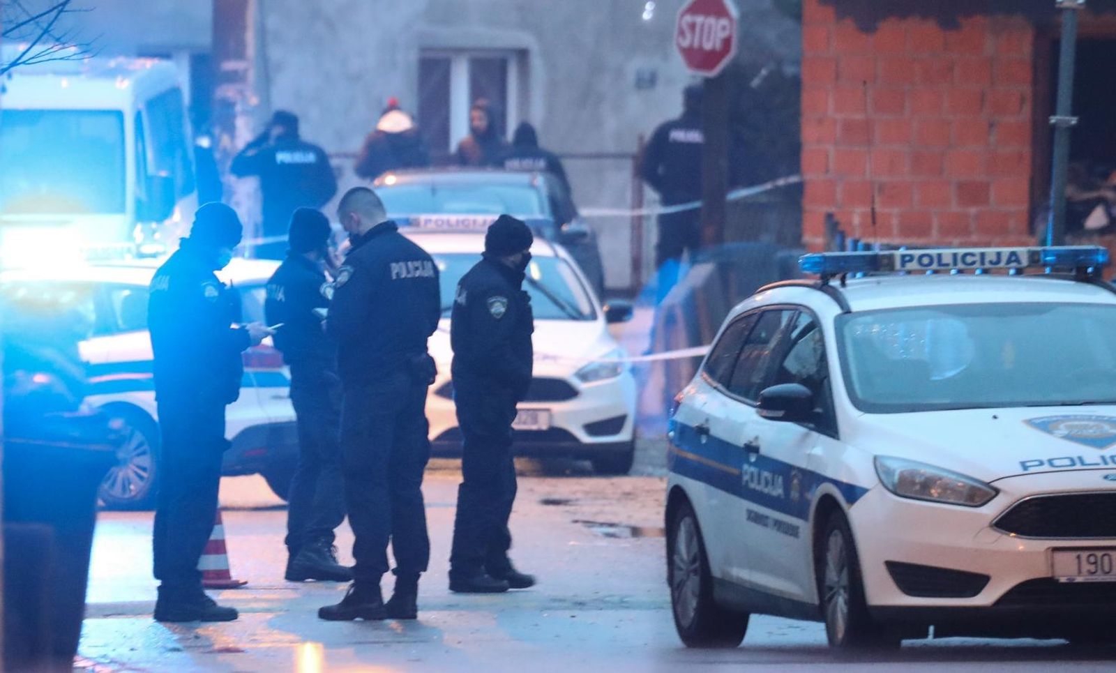 09.12.2020., Zagreb - Policijski ocevid u naselju Kozari bok gdje su dva  policiajca koja su bila u patroli napadnuti. Jedan policajac da se obrani od napadaca pucao je u zrak iz pistolja. Za napadacima se traga, a napadnuti policajci su odvezeni u bolnicu. Photo: Zeljko Lukunic/PIXSELL