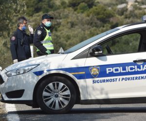 10.04.2020., Murter - Mjesta Murter i Betina nalaze se u karanteni od 25.ozujka prema odluci Stozera Civilne Zastite. Dostava se obavlja vozilima sa specijalnom dozvolom a na njima se vrsi i posebna dezinfekcija. Kontrole vrse vatrogasci, civilna zastita i policija.
Photo: Hrvoje Jelavic/PIXSELL