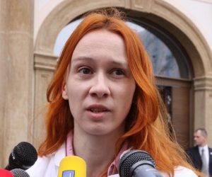 17.05.2010., Zagreb - Sanja Juras ispred lezbijske udruge Kontra predstavnicima Vlade na Markovu trgu urucila letak povodom Medjunarodnog dana borbe protiv homofobije. 
Photo: Zarko Basic/PIXSELL