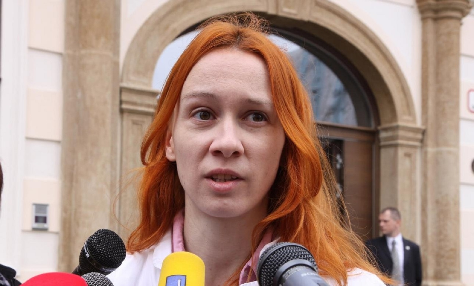 17.05.2010., Zagreb - Sanja Juras ispred lezbijske udruge Kontra predstavnicima Vlade na Markovu trgu urucila letak povodom Medjunarodnog dana borbe protiv homofobije. 
Photo: Zarko Basic/PIXSELL