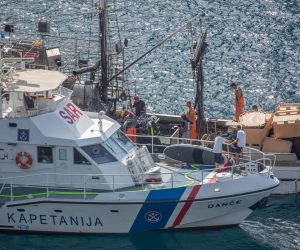 Dubrovnik: Policija pored kočarice koja se zapalila 10.09.2018., Rijeka dubrovacka, Dubrovnik - Brod lucke kapetanije pored kocarice koja se zapalila.
Photo: Grgo Jelavic/PIXSELL