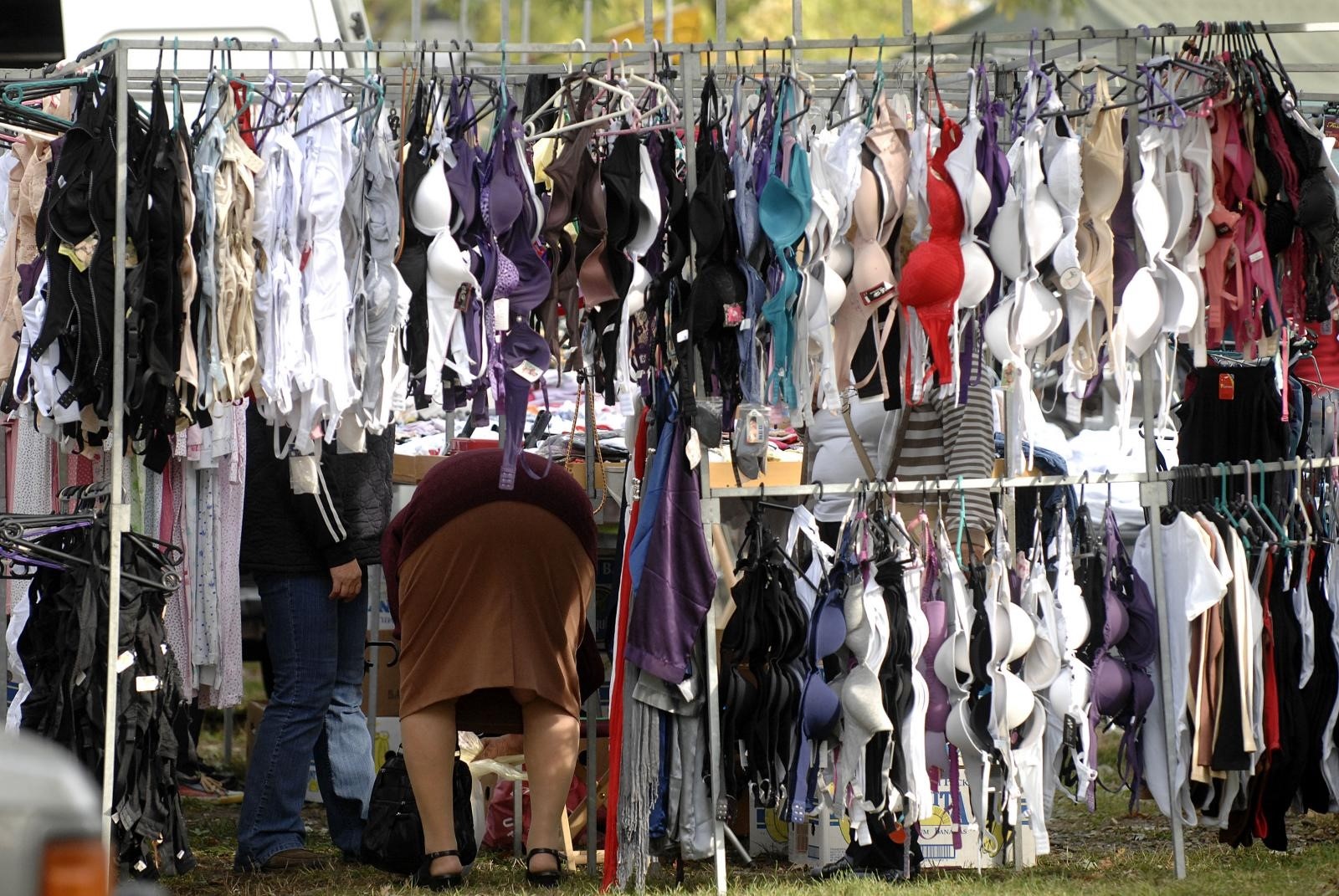 12.10.2011., Cakovec- Zbog lijepog vremena mnogo gradjana odlucilo je posjetiti cakovecki sajam i kupiti potrebnu robu.
Photo: Vjeran Zganec-Rogulja/PIXSELL
