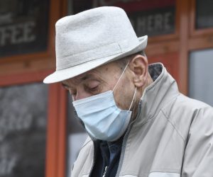 11.12.2020.,Sisak - Zbog stalnog rasta broja novozarazenih COVID-19, koji je vec presao dnevnu cifru od 330 oboljelih, sve vise Siscana nosi zastitne maske na otvorenom.

Photo: Nikola Cutuk/PIXSELL