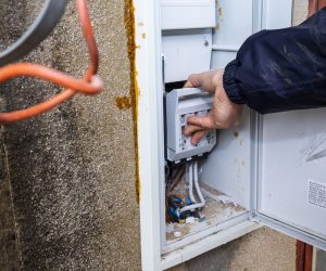 11.12.2020., Vrgorac, Kokorici - Djelatnici HEP-a Vrgorac danima opskrbljuju mjestane Kokorica elektricnom energijom. Podizu zice nekoliko metara u zrak kako ne bi dosle u doticaj s brzo rastucom vodom.
Photo: Miroslav Lelas/PIXSELL