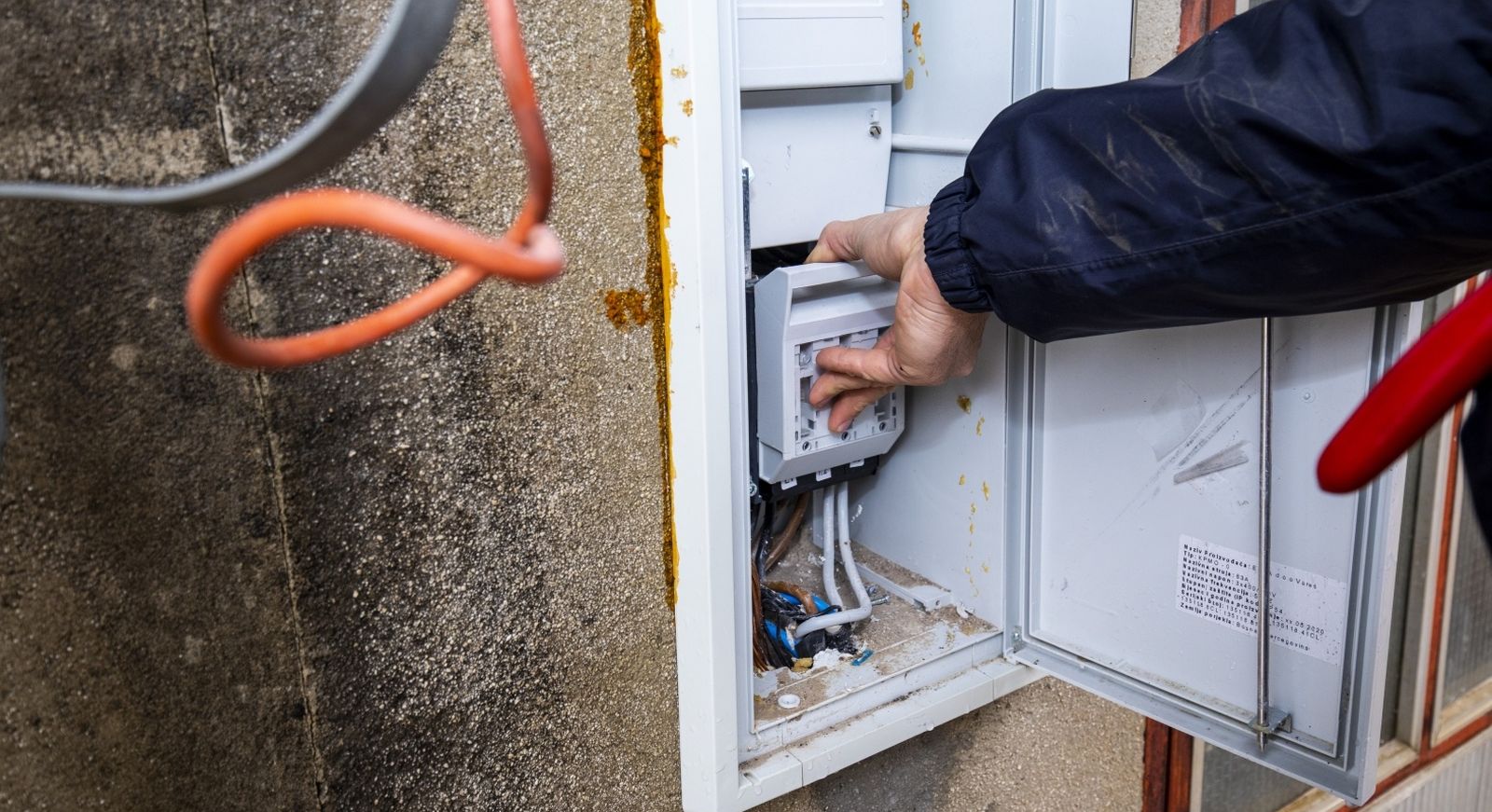 11.12.2020., Vrgorac, Kokorici - Djelatnici HEP-a Vrgorac danima opskrbljuju mjestane Kokorica elektricnom energijom. Podizu zice nekoliko metara u zrak kako ne bi dosle u doticaj s brzo rastucom vodom.
Photo: Miroslav Lelas/PIXSELL