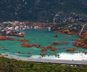 11.12.2020., Vrgorac -  Pogled s ceste Ravca-Vrgorac na poplavljene Kokorice.
Photo: Miroslav Lelas/PIXSELL