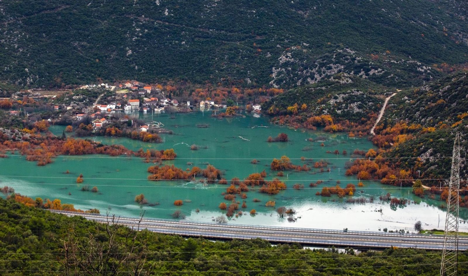11.12.2020., Vrgorac -  Pogled s ceste Ravca-Vrgorac na poplavljene Kokorice.
Photo: Miroslav Lelas/PIXSELL