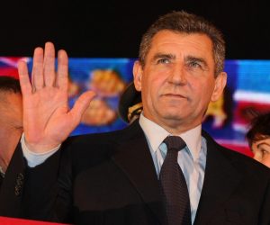 16.11.2012., Zagreb - Okupljeni gradjani na Trgu bana Jelacica docekali generale Antu Gotovinu i Mladena Markaca kako bi proslavili oslobadjajucu hasku presudu. 
Photo: Marko Prpic/PIXSELL