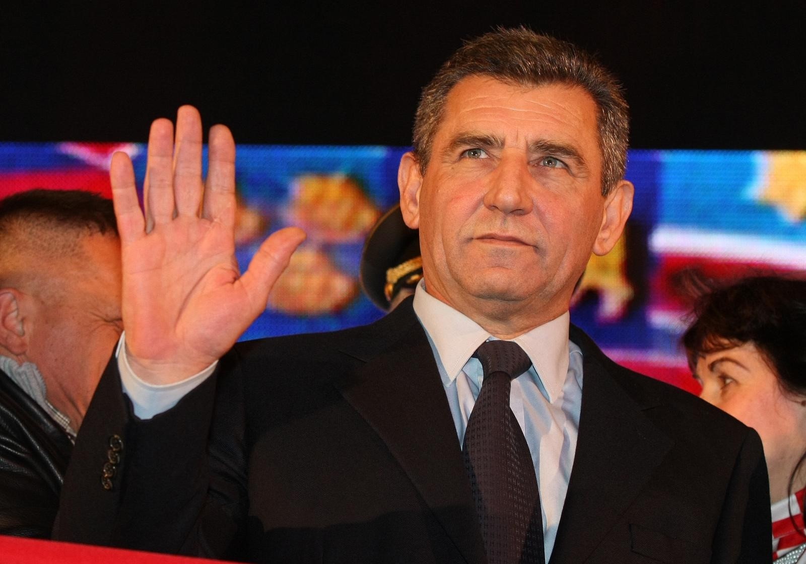 16.11.2012., Zagreb - Okupljeni gradjani na Trgu bana Jelacica docekali generale Antu Gotovinu i Mladena Markaca kako bi proslavili oslobadjajucu hasku presudu. 
Photo: Marko Prpic/PIXSELL