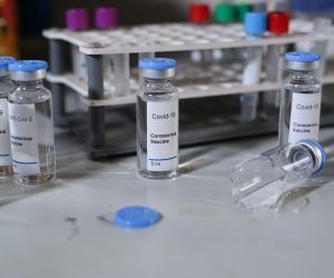 12.11.2020., Zagreb - Ilustracija -  istrazivanje cjepiva za covid-19. Americka farmaceutska tvrtka Pfizer objaviila je u ponedjeljak da je njihovo cjepivo za koronavirus izuzetno efektivno, tocnije efektivnije od 90%. Pfizer cjepivo razvija u suradnji s njemackom tvrtkom BioNTech. Na temelju najava, dvije tvrtke bi do kraja godine mogle isporuciti do 50 milijuna doza cjepiva u svijetu te do 1,3 milijarde doza u 2021. Photo: Zeljko Lukunic/PIXSELL