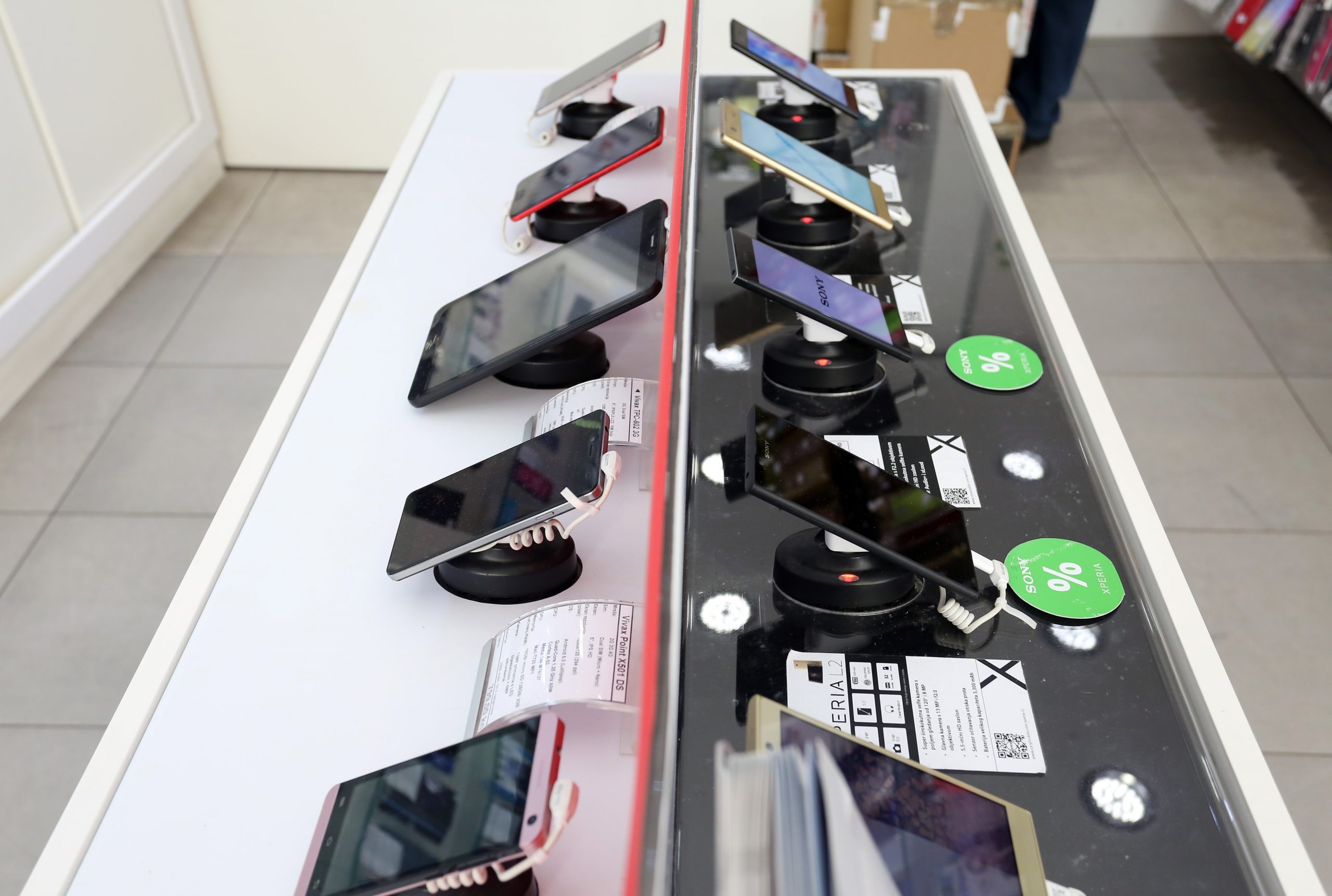 14.06.2018., Sibenik - Prodaja mobilnih telefona.
Photo: Dusko Jaramaz/PIXSELL