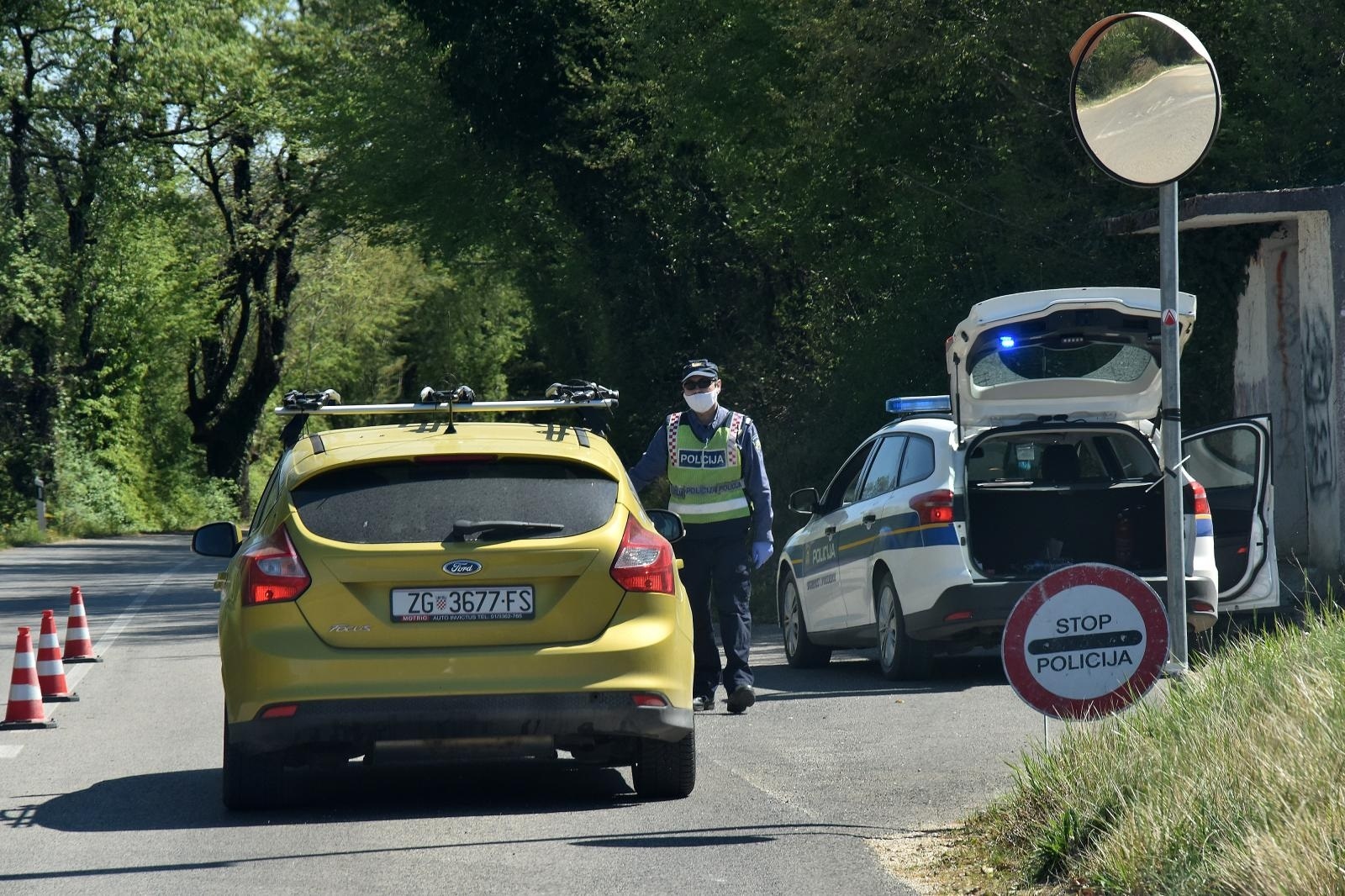 15.04.2020.,  Rakotole  - Policija i pripadnici vatrogasnih postrojbi u Istri na vise lokacija vrse stalni nazor vozila radi provjere posjedovanja propusnica o slobodnom kretanju.
 Photo: Dusko Marusic /PIXSELL