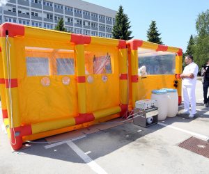 15.05.2020., Karlovac - U Opcoj bolnici Karlovac odrzana je prezentacija dekontaminacijske opreme koju je Karlovacka zupanija nabavila u vrijeme koronakrize za potrebe zdravstvenih ustanova Karlovacke zupanije. Vrijednost nabavljene robe iznosi 320 tisuca kuna. Photo: Kristina Stedul Fabac/PIXSELL