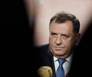16.11.2020., Kancelarija SNSD, Banja Luka (BiH) – Milorad Dodik, predsjednik SNSD i srpski clan Predsjednistva BiH, odrzao je press konferenciju na kojoj je pokazao papir s potpisima vec formirane koalicije na nivou Banja Luke usprkos pobjedi oporbenog kandidata Draska Stanivukovica za gradonacelnika ovog grada. 
Photo: Dejan Rakita/PIXSELL