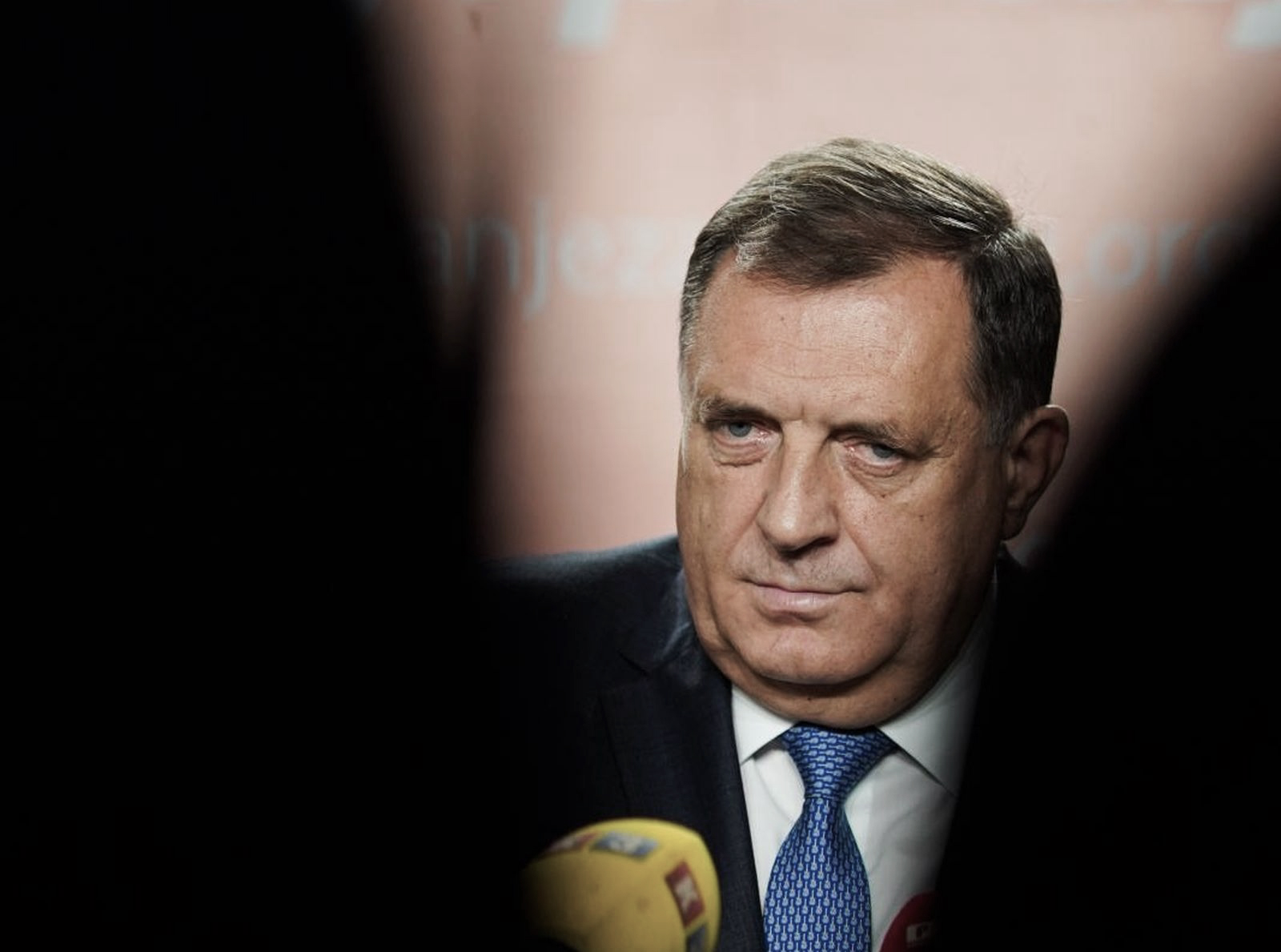 16.11.2020., Kancelarija SNSD, Banja Luka (BiH) – Milorad Dodik, predsjednik SNSD i srpski clan Predsjednistva BiH, odrzao je press konferenciju na kojoj je pokazao papir s potpisima vec formirane koalicije na nivou Banja Luke usprkos pobjedi oporbenog kandidata Draska Stanivukovica za gradonacelnika ovog grada. 
Photo: Dejan Rakita/PIXSELL