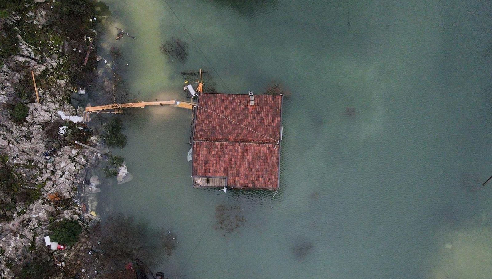 09.12.2020., Vrgorac - Fotografija iz zraka poplavljenog podrucja Vrgorca. Pod vodom su ceste, ugrozene su i kuce. Stanje je sve teze iz sata u sat. Mjestani iz kuca spasavaju sto se spasiti moze, namjestaj nose na kat, grade se zecji nasipi. U tome im pomazu pripadnici Hrvatske gorske sluzbe i radnici Vodoprivrede.Selo Kokorici je bilo prvo na udaru.
Photo: Marko Dimic/PIXSELL