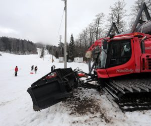 16.12.2020., Platak - Rijetki posjetioci sportskog centra Platak uzivaju u snijegu na skijalistu Radesevo iako zicara nije u funkciji, a vrh skijalista je u oblacima. Photo: Goran Kovacic/PIXSELL
