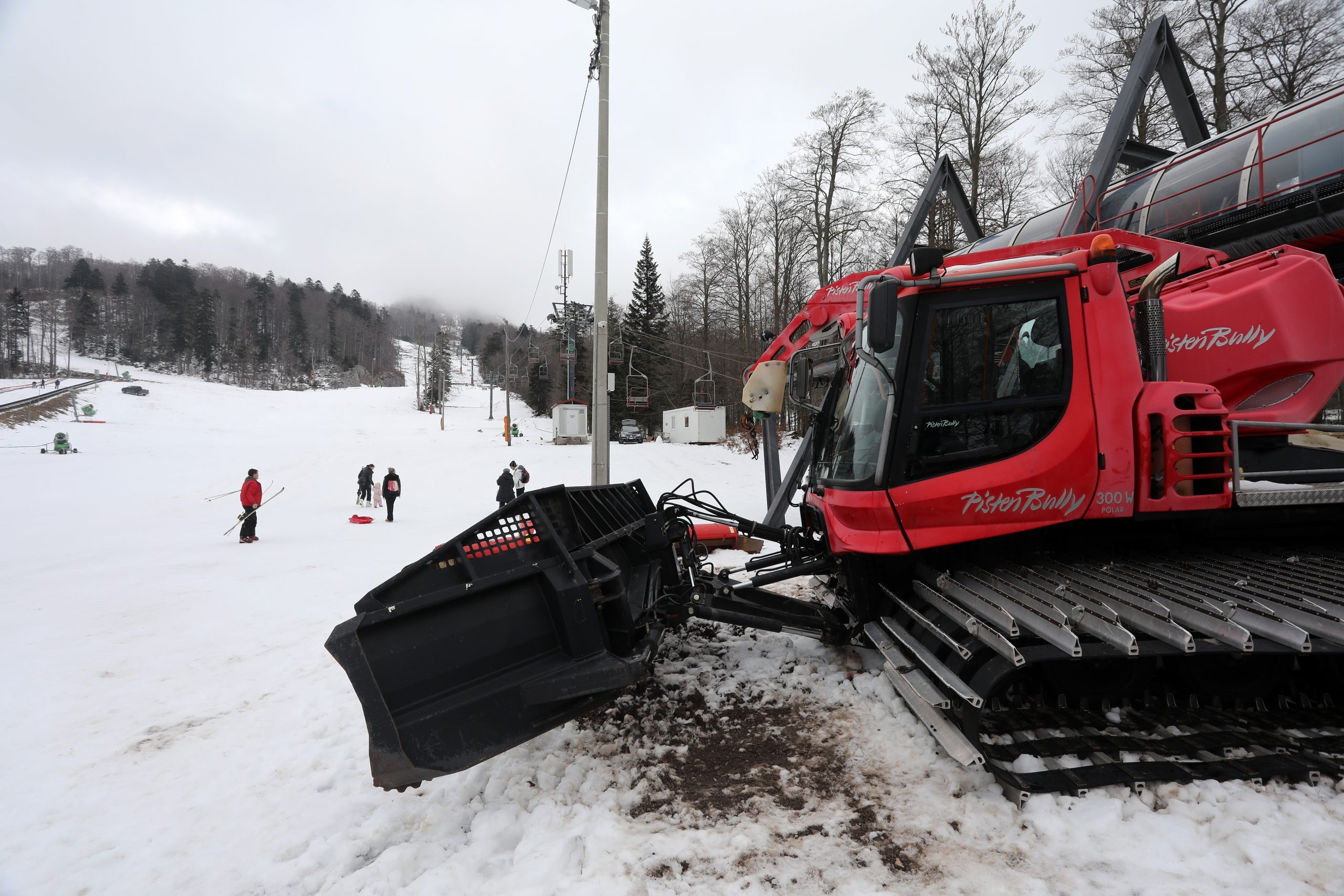 16.12.2020., Platak - Rijetki posjetioci sportskog centra Platak uzivaju u snijegu na skijalistu Radesevo iako zicara nije u funkciji, a vrh skijalista je u oblacima. Photo: Goran Kovacic/PIXSELL
