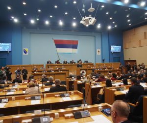 17.02.2020., Narodna skupstina RS, Banja Luka (BiH) – U Banjaluci je u toku posebna sjednica Narodne skupstine RS na kojoj se razmatra informacija o antidejtonskom djeovanju Ustavnog suda BiH, na prijedlog predsjednice RS Zeljke Cvijanovic. Cvijanovic je na pocetku sjednice rekla da "BiH nikada nije dobila priliku da zivi kao normalna drzava". Ona je porucila da je nesprovodiva odluka Ustavnog suda BiH prema kojoj bi poljoprivredno zemljiste bilo izuzeto iz vlasnicke strukture RS, kao i da se institucija tog suda pretvorila u nosioca antidejtonskih i antiustavnih aktivnosti u BiH. Milorad Dodik, predsjednik vladajuceg SNSD-a i srpski clan Predsjednistva BiH, je svoj govor pred poslanicima NSRS poceo sa rijecima "Goodbye BiH, welcome RSEXIT". Dodik je rekao da je Ustavni sud BiH prebacio imovinu na BiH kojoj to ne pripada, kao i da Bosnjaci u BiH nece na tome stati. Predstavnici srpskih stranaka u NSRS su prije sjednice potpisali osam zakljucaka u vezi sa antidejtonskim djelovanjem Ustavnog suda BiH.
Photo: Dejan Rakita/PIXSELL