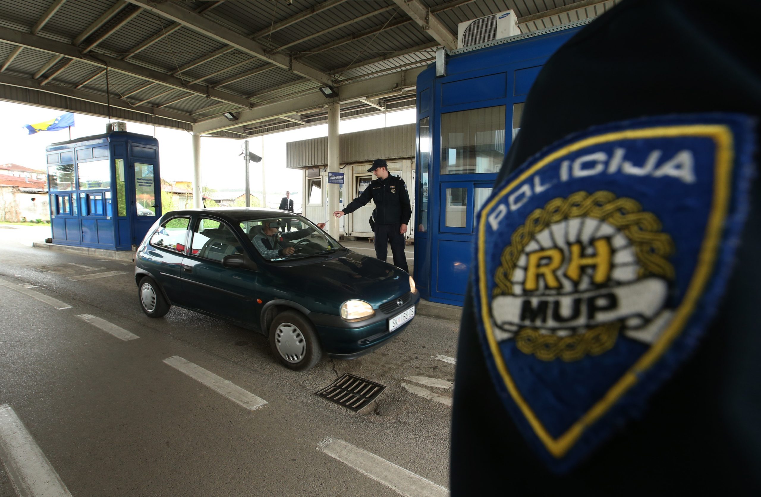 17.04.2015., Hrvatska Kostajnica - Granicni prijelaz u Hrvatskoj Kostajnici. Zbog nedostatka zemljista na bosanskohercegovackoj strani granice, policija i carinska sluzba BiH smjesteni su na hrvatskom teritoriju. Kako su cijene benzina, kucnih potrepstina te hrane osjetno nize u Bosanskoj Kostajnici, veliki broj gradjana iz Hrvatske Kostajnice, Siska i Petrinje odlazi u dnevnu nabavu i kupnju na bosansku stranu. Najvise se kupuju cigarete, te alkoholna pica, pivo a nemali broj gradjana kupuje i kruh cija je cijena oko 3 kune. Gajba piva krece se izmedju sezdeset i osamdeset kuna, a kako navode mjestani i ono malo mladih koje je ostalo na hrvatskoj strani svoje vecernje izlaske provode na bosankoj strani u njihovim klubovima i kaficima.  
Photo: Robert Anic/PIXSELL