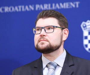 17.11.2020., Zagreb - Na konferenciji za medije kluba zastupnika SDP-a odrzanoj u Saboru o temi: "Moratorij na kredite" govorili su zastupnici Pedja Grbin i Boris Lalovac. 
Photo: Patrik Macek/PIXSELL