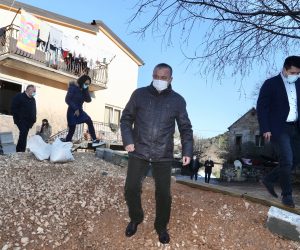 17.12.2020., Kokorici - Ministar prostornoga uredjenja, graditeljstva i drzavne  imovine  Darko Horvat  obisao Kokorice i stanovnike kojima su kuce bile nedavno poplavljene.
Photo: Ivo Cagalj/PIXSELL